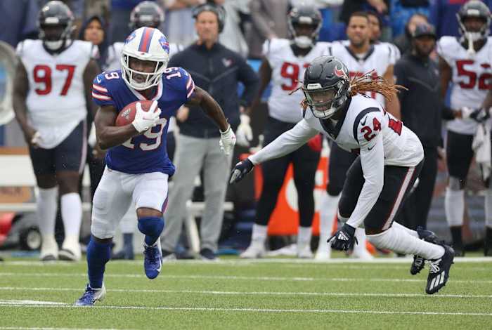 Bills kick returner Isaiah McKenzie gets around Houston's Tremon Smith. Jg 100321 Bills 39